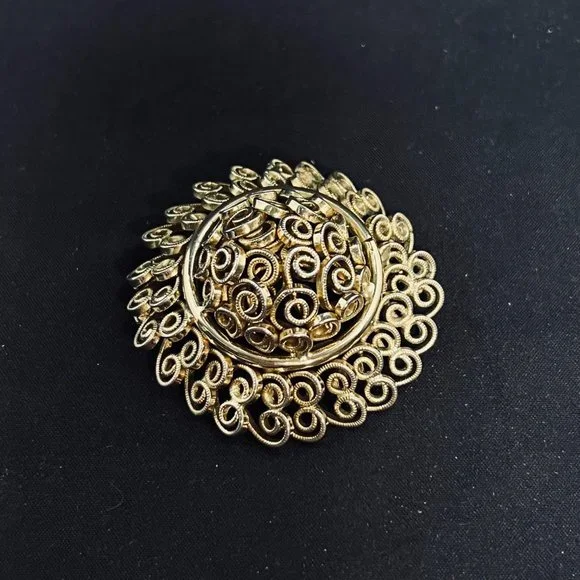 Vintage Monet Gold Tone Open Work Hat Shaped Brooch (5008) - Picture 2 of 5